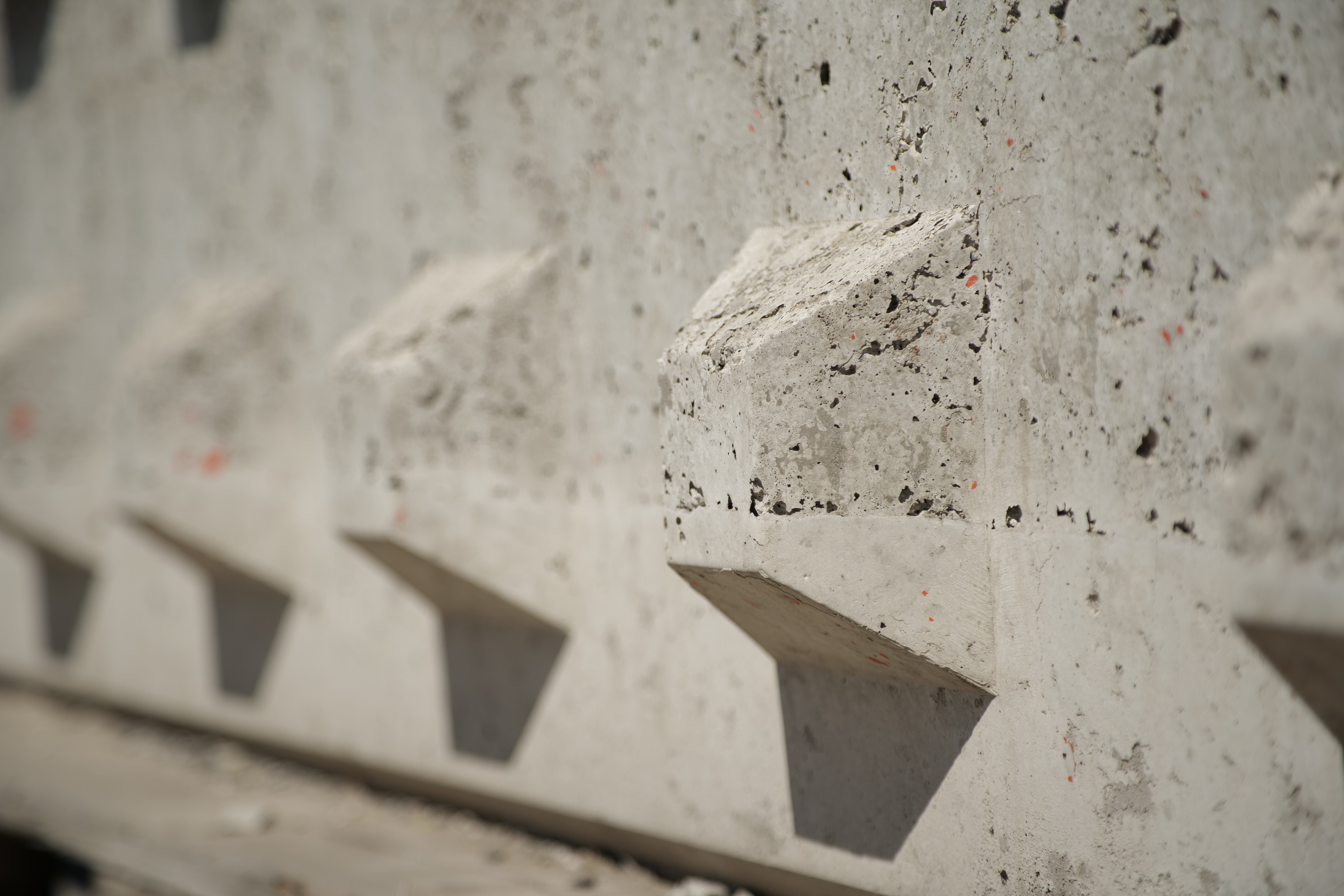 Beton felületű elem, a felső csíkban a tömör beton